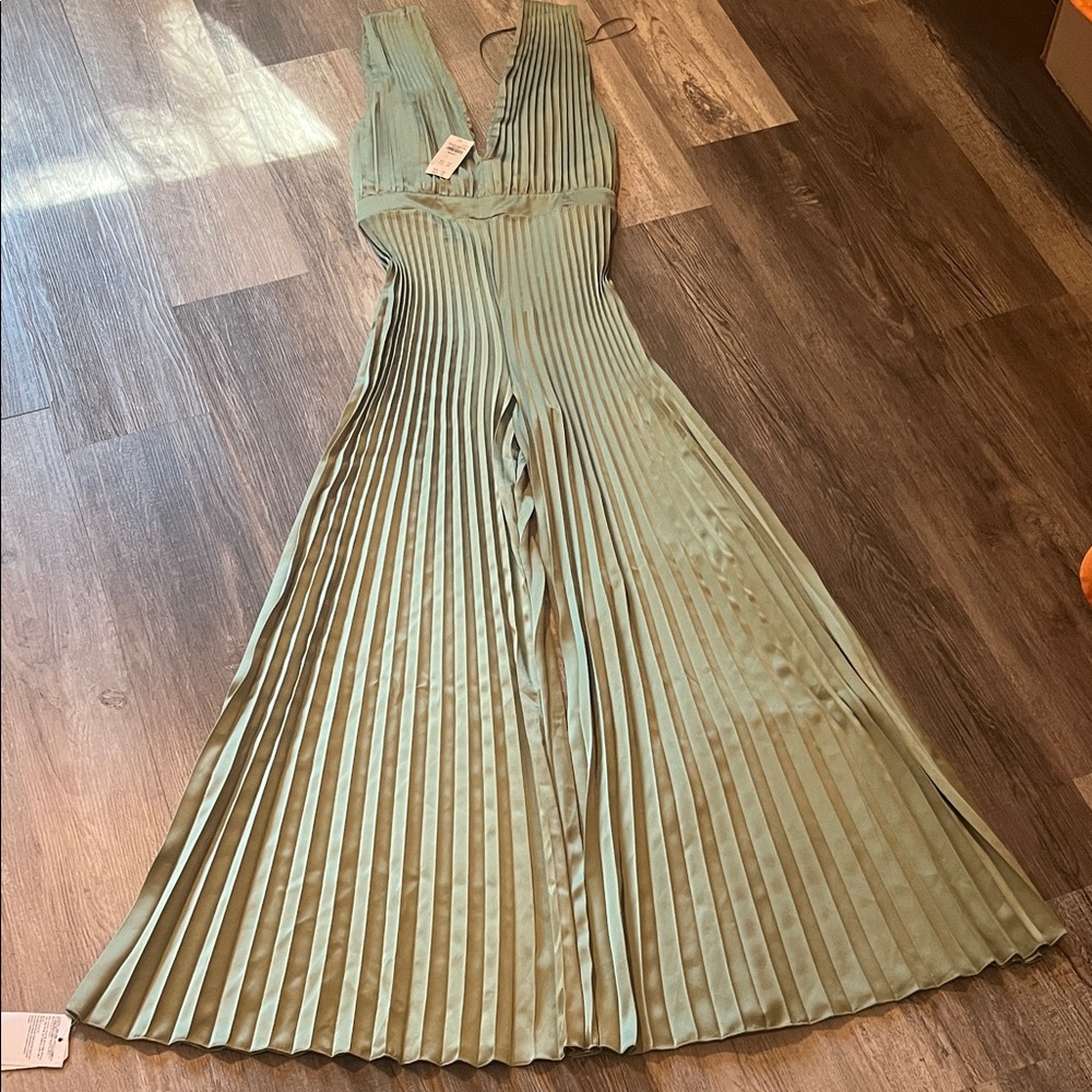 Abercrombie & Fitch Sage Green Giselle Pleated Jumpsuit Romper Medium Tall NWT